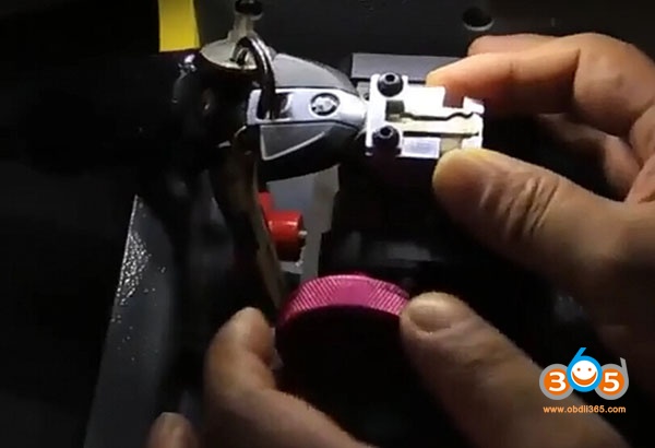 
			BMW Automobile & Motorcycle Key Cutting by SEC-E9 Key Machine		