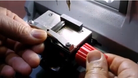 
			Condor XC Mini key cutting machine cut Ford spare key		