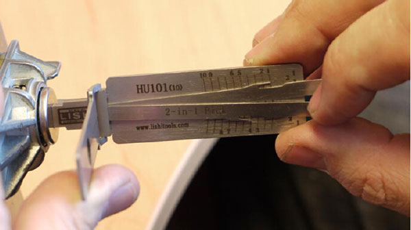 
			Lishi 2-in-1 tool picks and decodes Ford HU101 lock		
