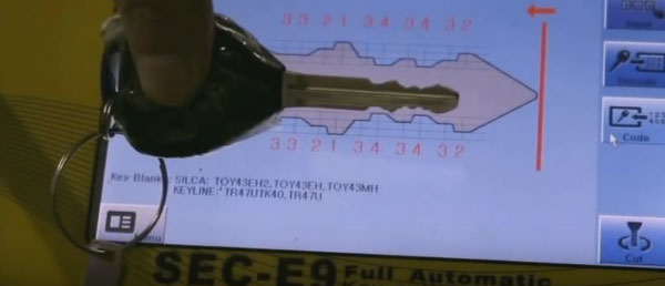 
			SEC-E9 Key Cutting Machine Cut Toyota Camry Key via Key Code		