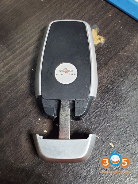 
			Where to Hold the Emergency Blades in Autel Smart Keys?		