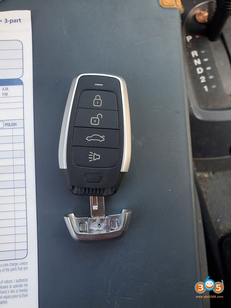 Put A Key Blank To Autel Universal Remote 1