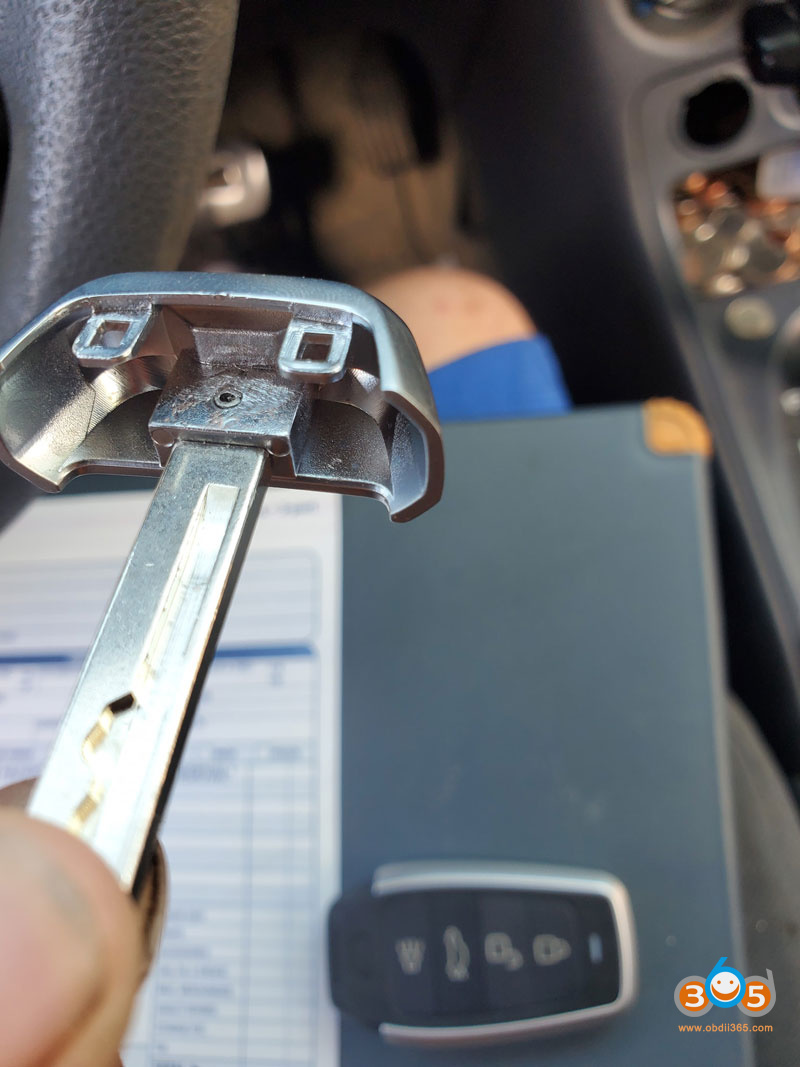 Put A Key Blank To Autel Universal Remote 5