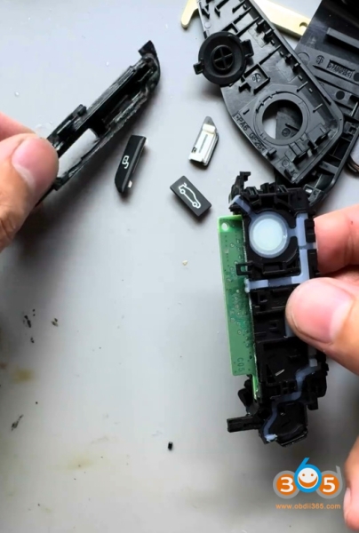 How to Disassemble BMW U Chassis BDC3 Smart Key?