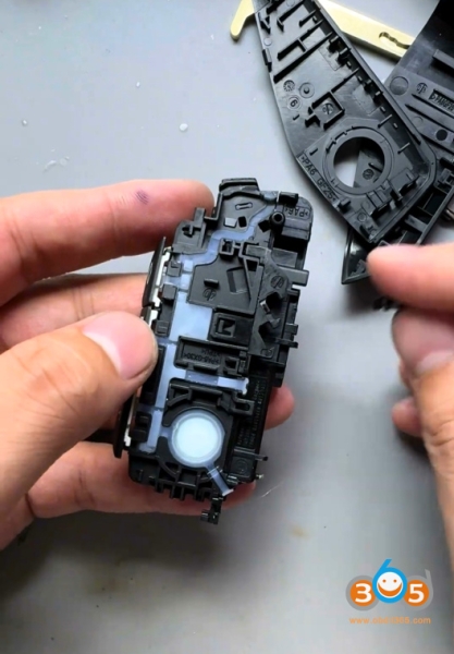 How to Disassemble BMW U Chassis BDC3 Smart Key?