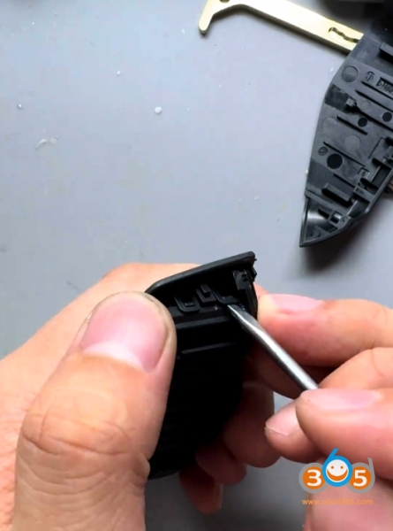 How to Disassemble BMW U Chassis BDC3 Smart Key?