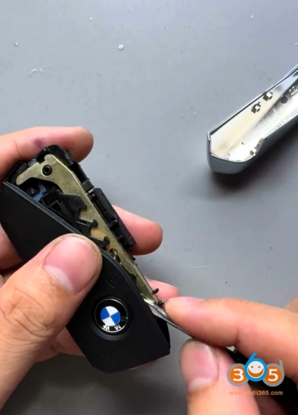 How to Disassemble BMW U Chassis BDC3 Smart Key?