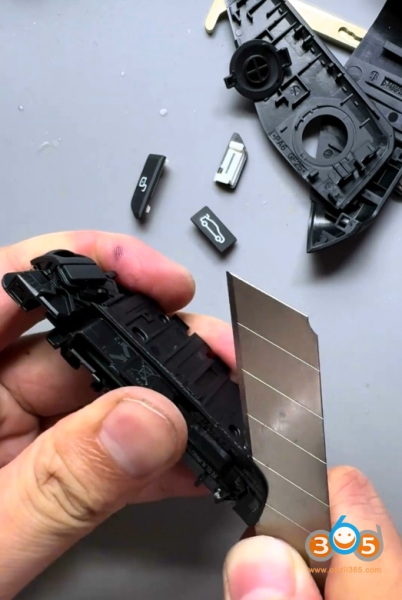 How to Disassemble BMW U Chassis BDC3 Smart Key?