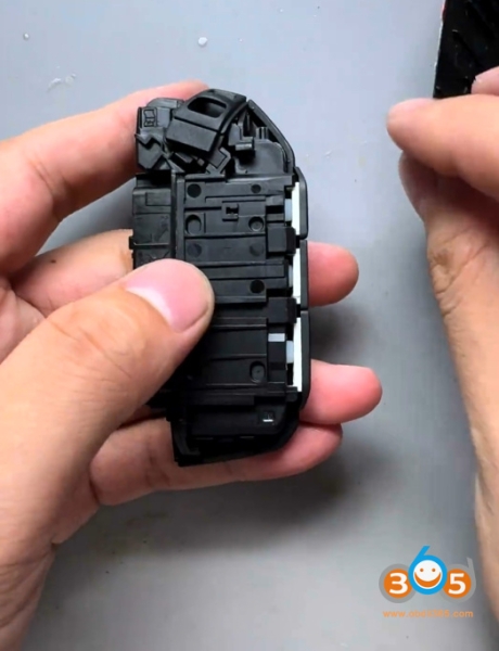 How to Disassemble BMW U Chassis BDC3 Smart Key?