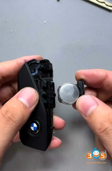 How to Disassemble BMW U Chassis BDC3 Smart Key?