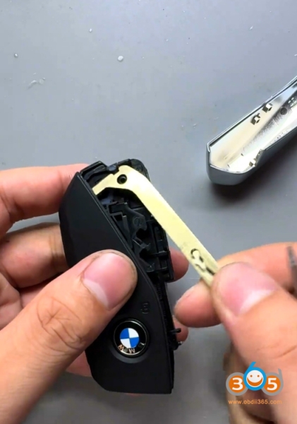 How to Disassemble BMW U Chassis BDC3 Smart Key?